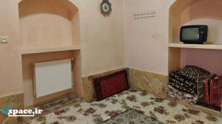 نمای داخلی اتاق گلنار اقامتگاه بوم گردی عمارت انارستون - فردوس - باغشهر اسلامیه